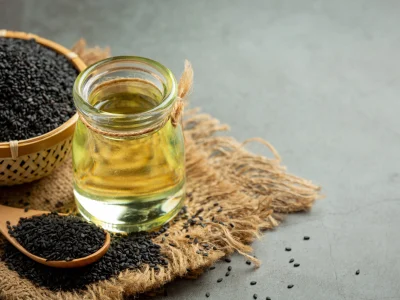 huile-de-sesame-et-graines-de-sesame-noires-crues-sur-fond-sombre huile-de-sesame-et-graines-de-sesame-noires-crues-sur-fond-sombre